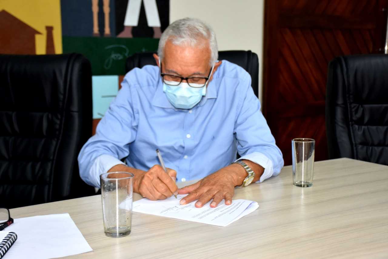 Camacã: Secretário do Estado Josias Gomes visita Camacã e assina convênios com o CIMA